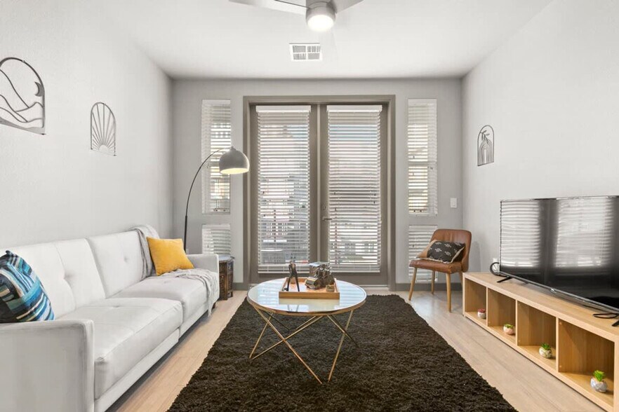 Primary Photo - 400 N 2nd Ave
