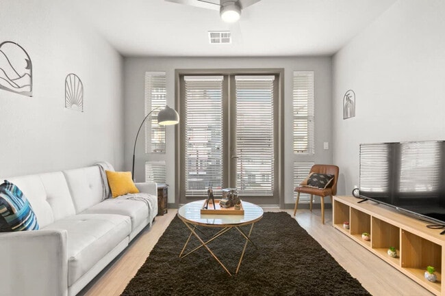 Building Photo - 400 N 2nd Ave