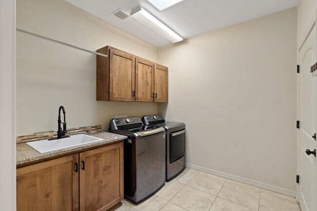 Building Photo - 1981 Sunview Ct