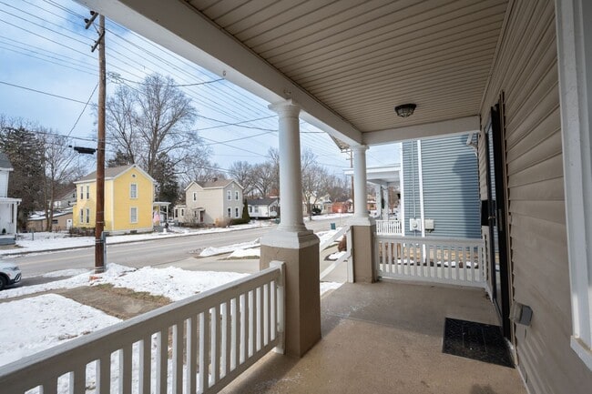 Building Photo - Madisonville- Charming 3+ bedroom 1.5 Bath, 1 car detached