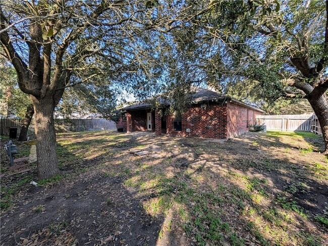 Building Photo - 14929 Red River Dr