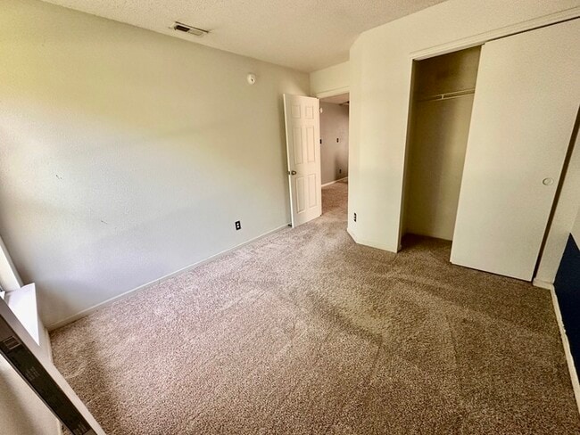 Building Photo - Perry Township 3 bedroom 2.5 bathroom