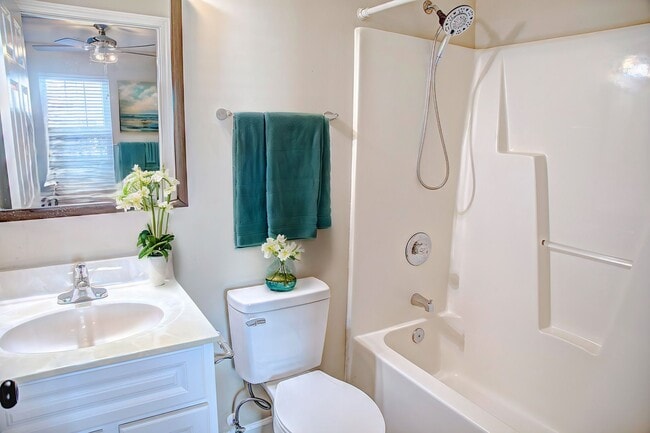 Building Photo - (843)742-5165 This will be the last apartment you need to see!