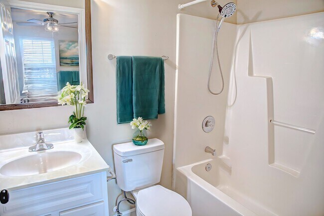 Building Photo - Gift yourself free application fees for this 1st Floor Immaculate 1 bedroom for rent in Sunny Myr...