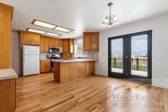 Building Photo - Spacious Single Family Home With Attached ...