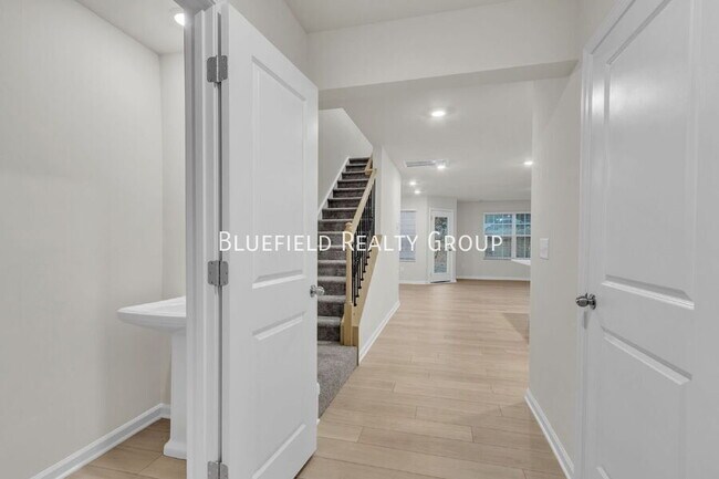 Building Photo - 808 Harper St