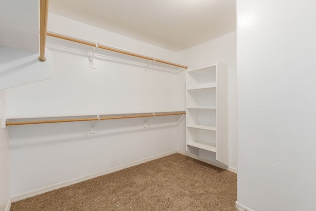 Building Photo - Spacious 4 bedroom home with full bath and...