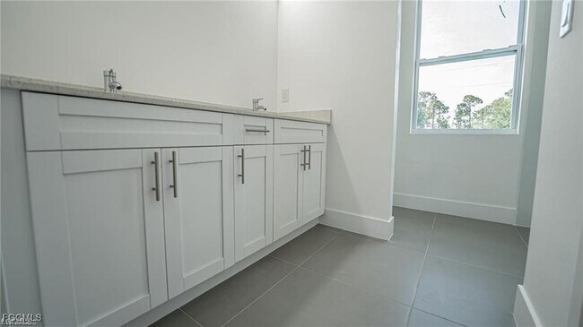 Building Photo - 744 Clancy St E