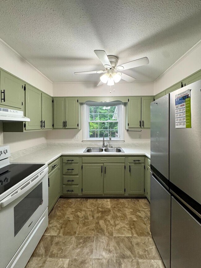Building Photo - Charming 3 Bed 1.5 Bath Home Close to Fort Bragg