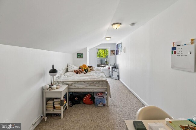 Building Photo - 303 S 11th St