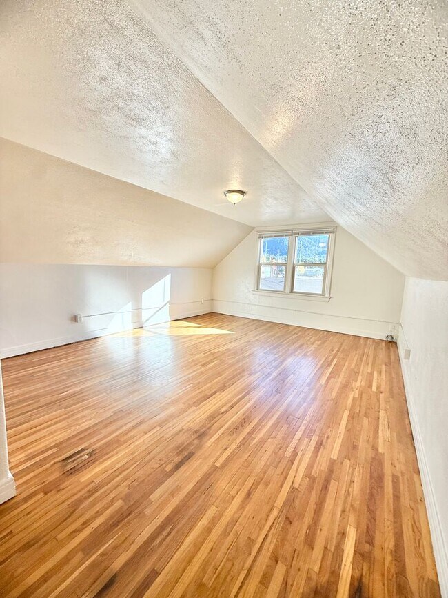 Building Photo - Move in ready home on S Park