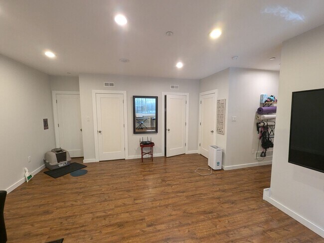 Building Photo - Stunning Home - Ludlow