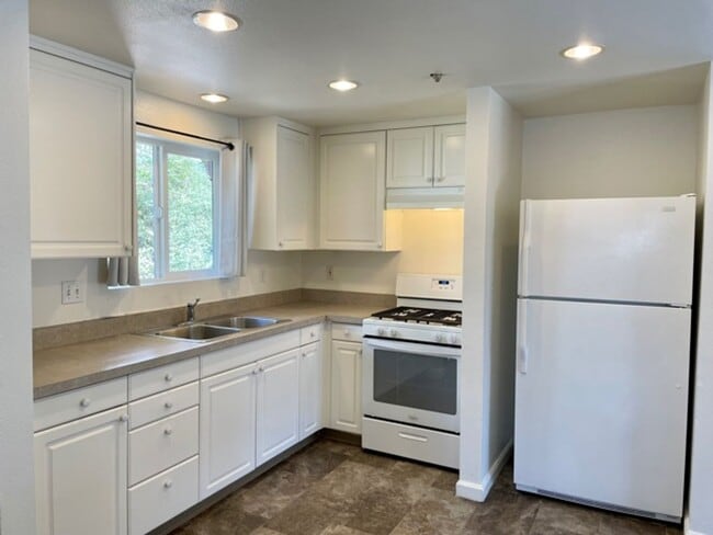 Building Photo - Great Location by Cal Poly Campus - 2 Bedroom, 1 Bathroom