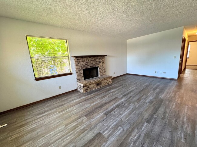 Building Photo - 3 bedroom 2 full bathroom Duplex home in B...