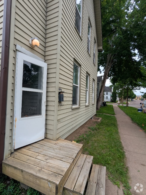 Building Photo - 909 2nd Ave