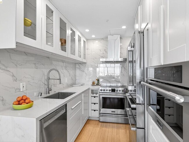 Building Photo - 565 Bellevue Ave