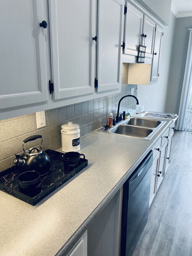 Building Photo - Coming Soon.... Spacious 3 Bedroom 2.5 Bath Townhome!!