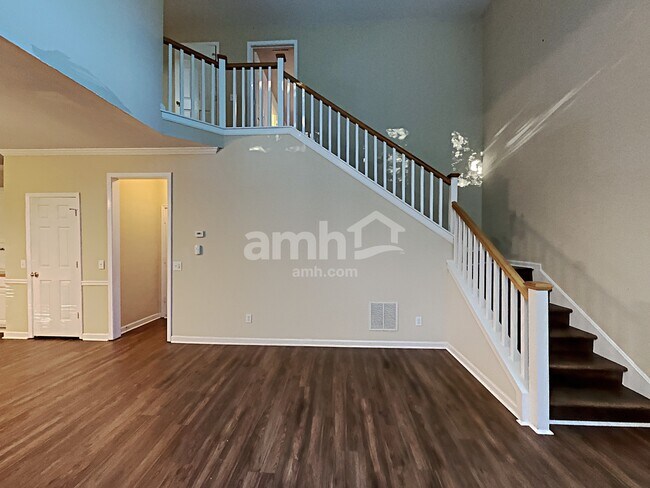 Building Photo - 815 Hillcrest Ln