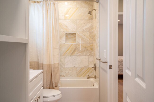 Building Photo - PERFECT OFF-SEASON BEACH GETAWAY