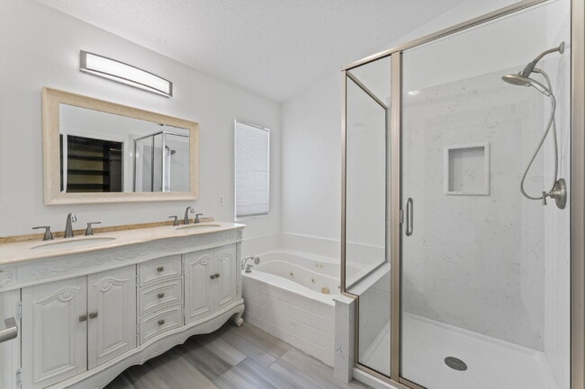 Building Photo - "Spacious 3-Bedroom Retreat with Modern Co...