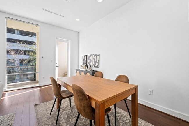 Building Photo - 3302 Lake St