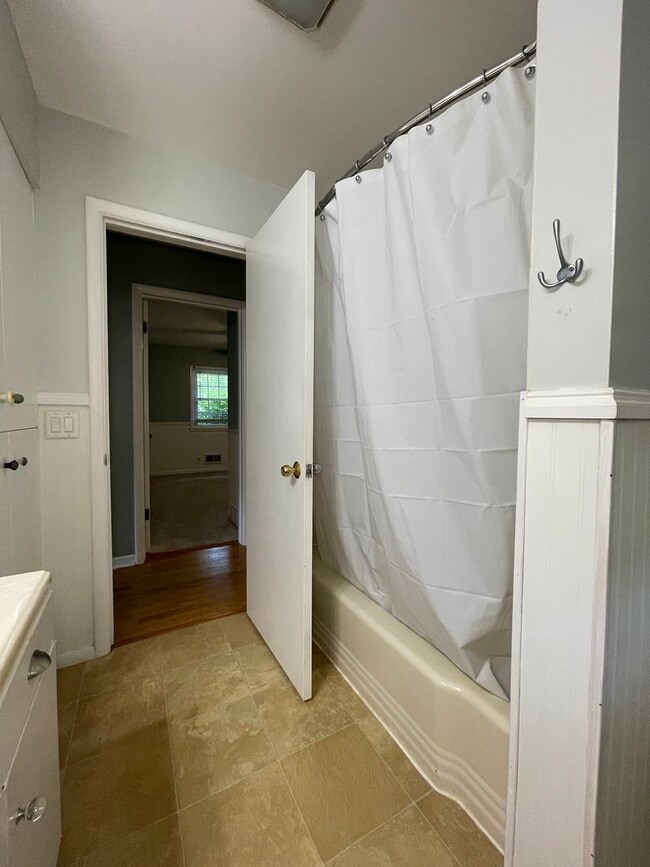 Building Photo - Three Bedroom Home in Kalamazoo