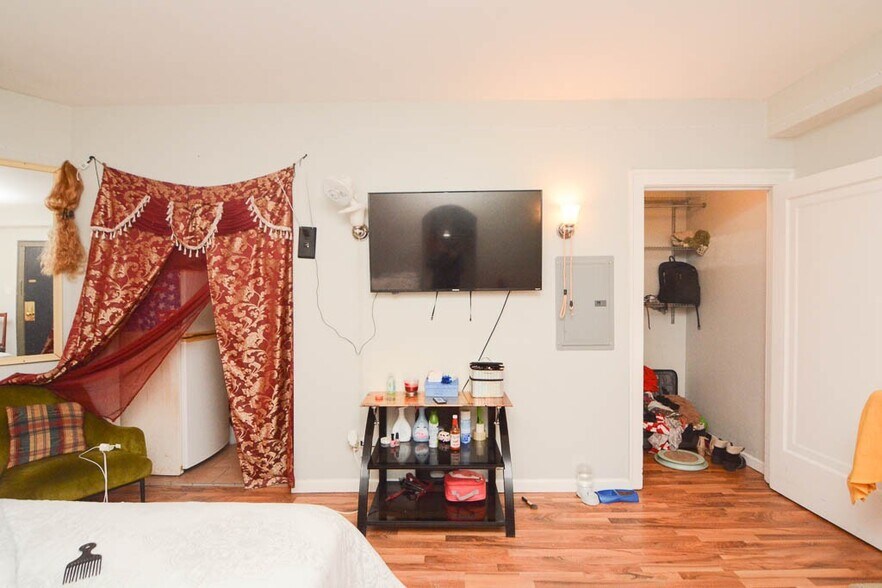 Building Photo - 1712 W Estes Ave