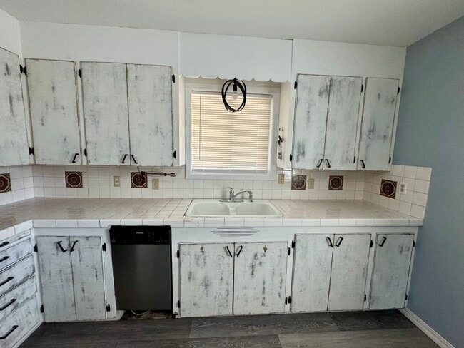 Building Photo - Renovated 2 bed 1 bath duplex near town ce...