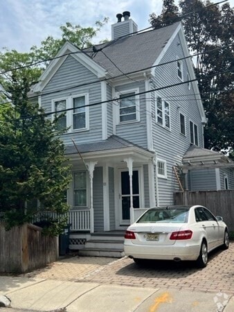 Building Photo - 10 Orrin St