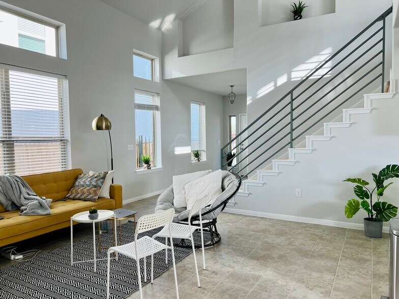 Ample Light - 512 Turkey Creek Cv