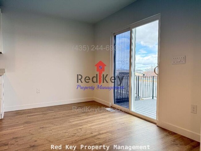 Building Photo - Wayne Way Townhouse