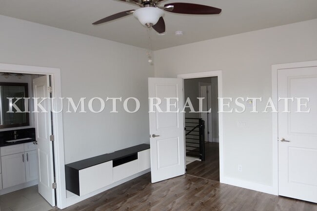 Building Photo - Modern & Elegant Tri-level home in the Riv...