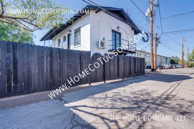 Building Photo - 940 E Florita St