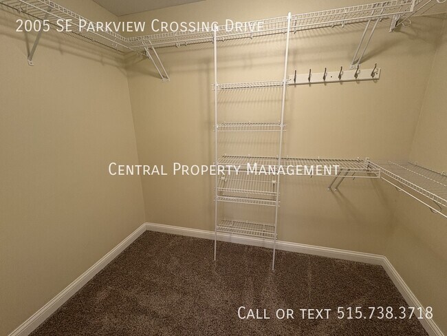 Building Photo - 2005 SE Parkview Crossing Dr