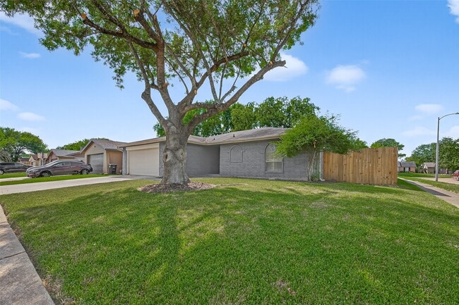 Building Photo - 10402 Gulfstream Ln