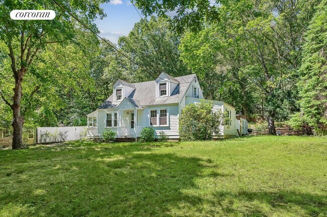 Building Photo - 3766 Noyack Rd