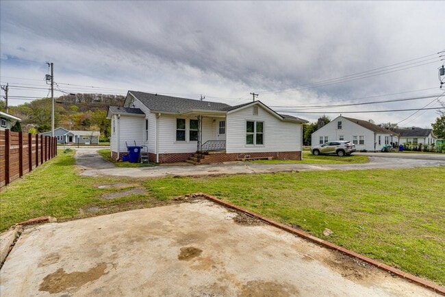 Building Photo - 3 bedroom home in Red Bank!
