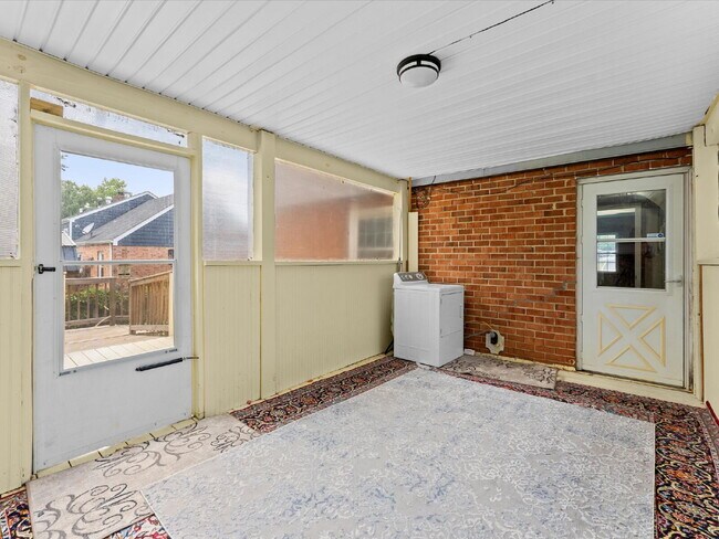 Building Photo - 2220 Lauderdale Dr