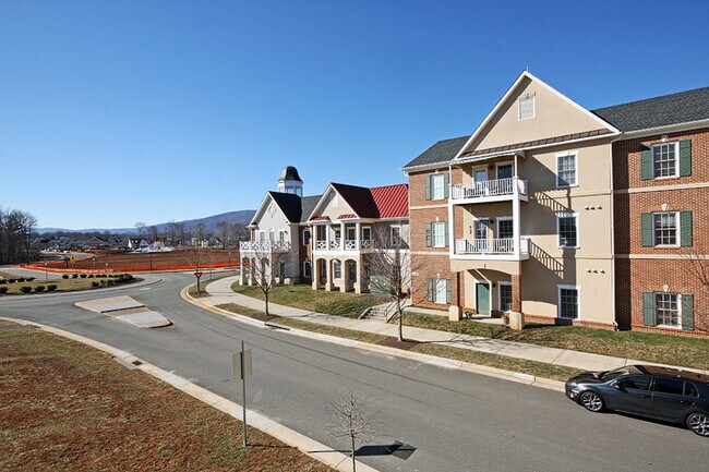 Building Photo - Inviting End-Unit Old Trail Townhome