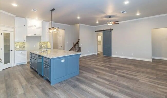 Building Photo - 4BD/3BTH home Minutes from I-35