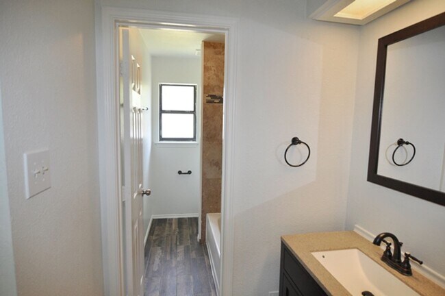 Building Photo - 205 Juniper Dr