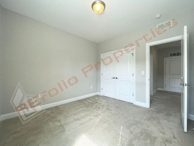 Building Photo - Lovely & Spacious 3 Bedroom, 2.5 Bathroom ...