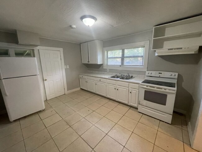 Building Photo - Charming 3bed/1bath Home in St Pete! Avail...