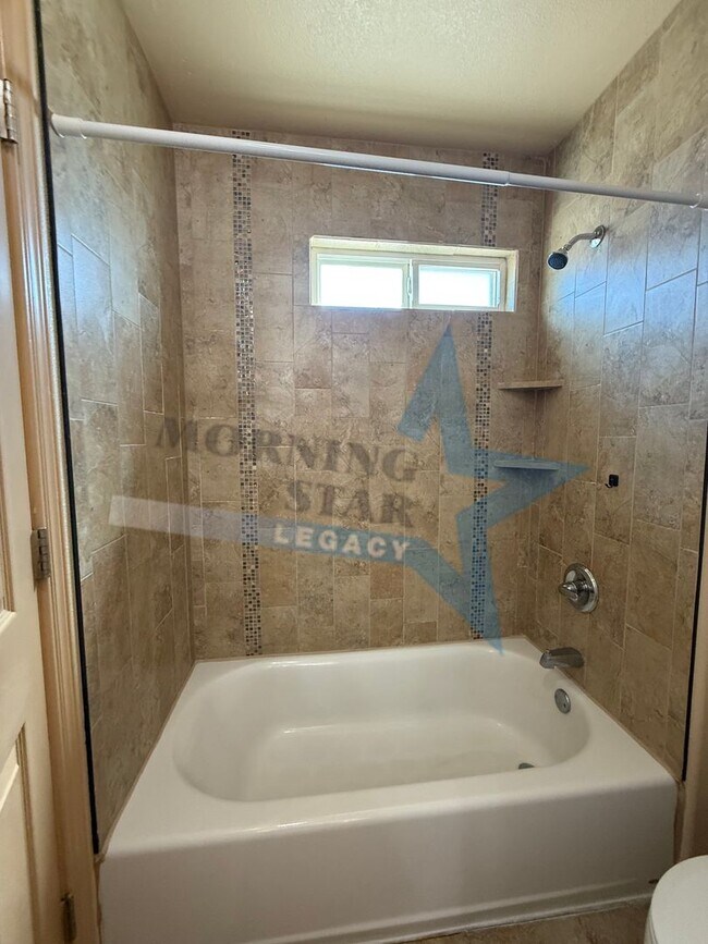 Building Photo - Sweet townhouse in Del Rey!