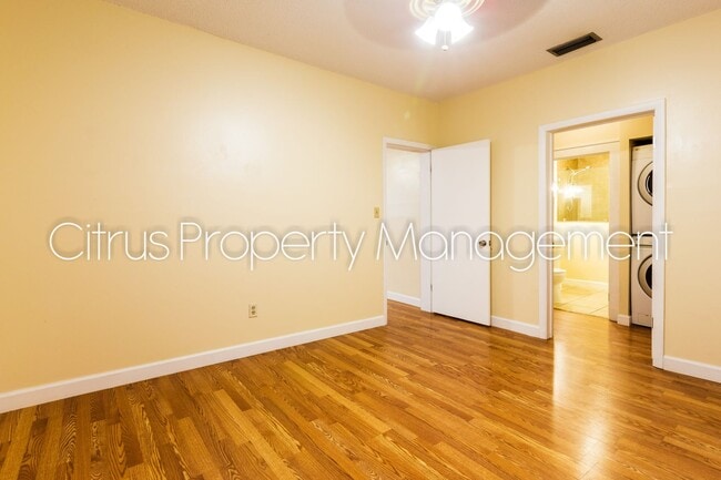 Building Photo - Charming Duplex in Mills 50 District