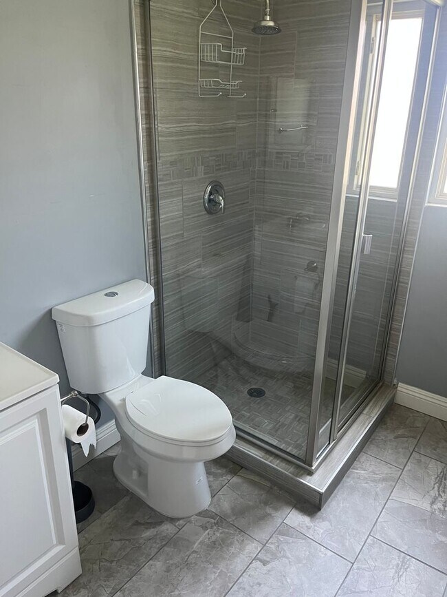 Building Photo - POOL HOME 3 BEDROOMS 3 BATHS