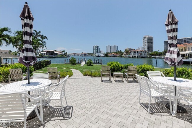 Building Photo - 250 Park Shore Dr