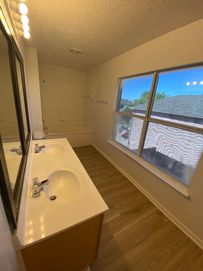 Building Photo - 1220 Crabtree Ct