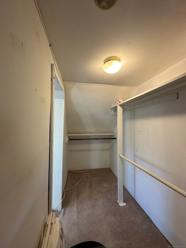 Building Photo - 708 Racebrook Rd