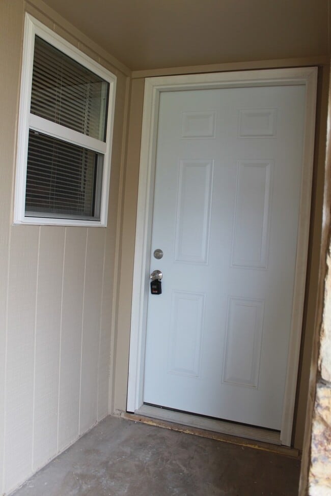 Building Photo - Much Better Than NEW!!! 3 beds, 1 1/2 Baths